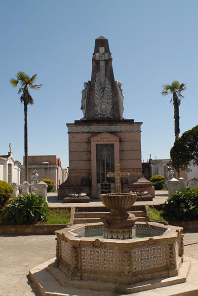 Photograph of the mausoleum with a fountain in front of it.