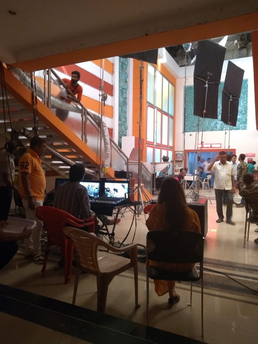 Picture of a shooting location with camera equipment and crew