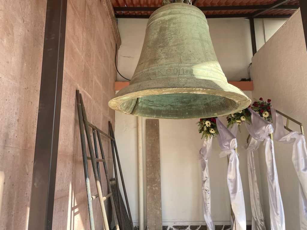Imágenes 10. La campana fue rescatada de Combutzio y trasladada a Caltzonzin, en la actual iglesia del pueblo. Fotos: Gabriela Zamorano y Sandra Rozental. 
