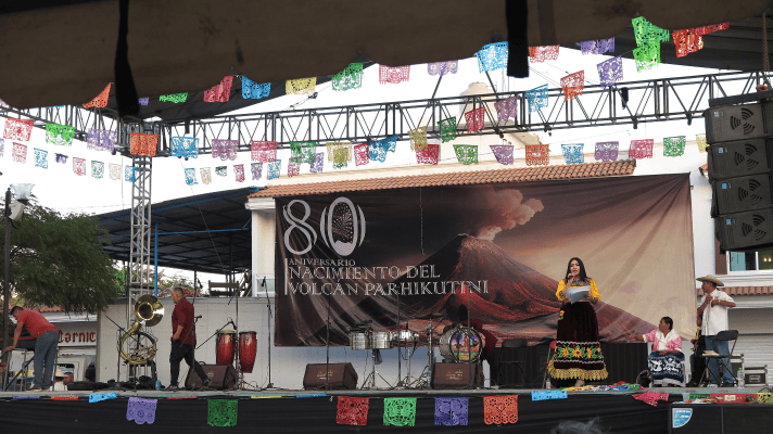 Imagen 6. Escenario preparado para el Aniversario del Paricutín en Caltzontzin con danza y música regional. Foto: Gabriela Zamorano.