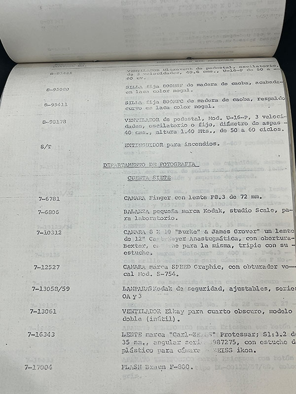 An archival sheet from a secret police inventory. The text, initially type-written and then photocopied, has partially faded, but the document in Spanish still lists a number of photographic cameras and security lights.