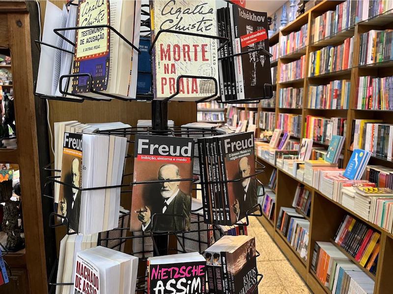Revolving bookstand at a bus station in São Paulo holds multiple books by Freud. Among the other authors in the bookstand are Nietzsche, Tchékhov, and Agatha Christie.
