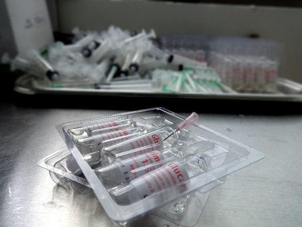 Photograph of vials in a plastic tray.