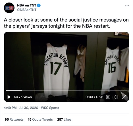 Tuit de la NBA en el canal TNT que dice: "Una mirada más cercana a algunos de los mensajes de justicia social en los bufones de los jugadores esta noche para el reinicio de la NBA." Las camisetas dicen "Reforma educative" y "Diga su nombre"