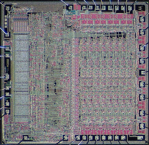 A photo of an eletronic chip with gray, balck and pink components